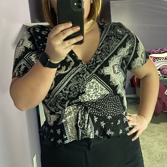 RUFFLE CROP TOP - Picture 3 of 3